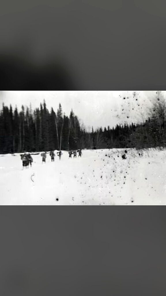 Una imagen proporcionada por dyatlovpass.com muestra a los miembros del viaje de senderismo al paso Dyatlov en los Montes Urales en Rusia el 28 de enero de 1959. Se recuperaron cámaras y películas después de que se encontró a los excursionistas (dyatlovpass.com vía The New York Times)