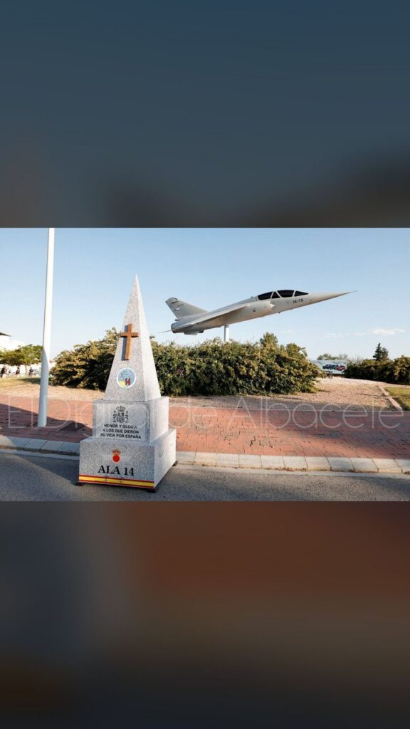 El avión de esta rotonda de Albacete y el caso OVNI más famoso de España: la historia real que aún desconcierta al piloto protagonista - El Digital de Albacete