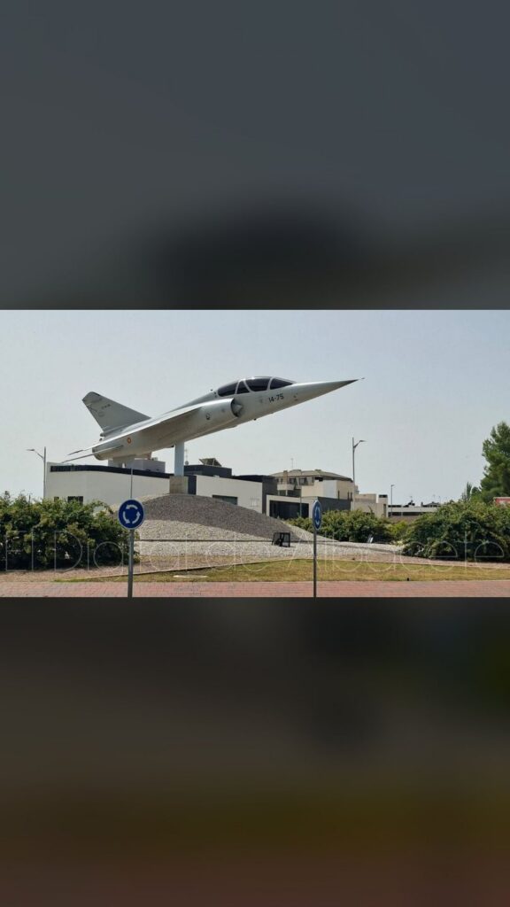 El avión de esta rotonda de Albacete y el caso OVNI más famoso de España: la historia real que aún desconcierta al piloto protagonista - El Digital de Albacete