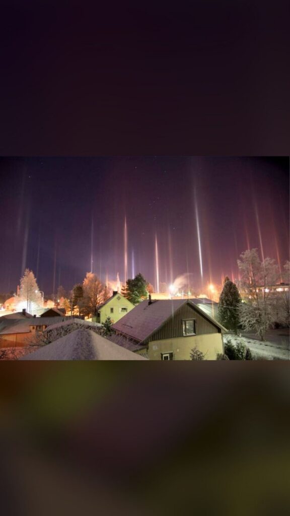 Los pilares de luz, o columnas de luz, son un espectáculo muy raro que necesitan de condiciones atmosféricas perfectas para ser observados.